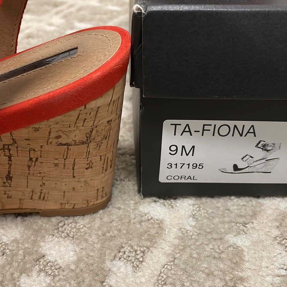 Tahari sandal wedges size 9M - Picture 3 of 4